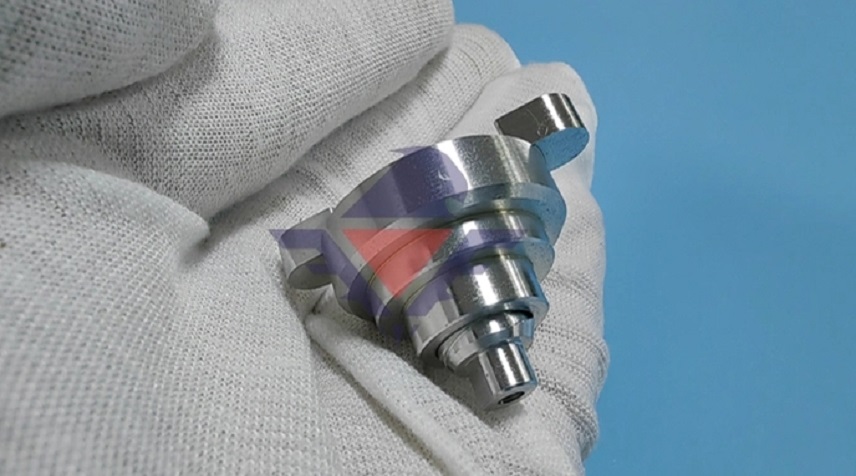 Mecanizado personalizado de tornillos suizos en la fabricación de dispositivos médicos.