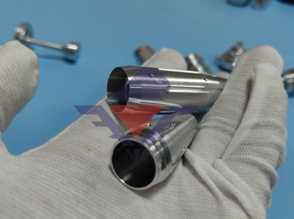 Conectores de precisión fabricados por Falcon Swiss Screw Machining Service