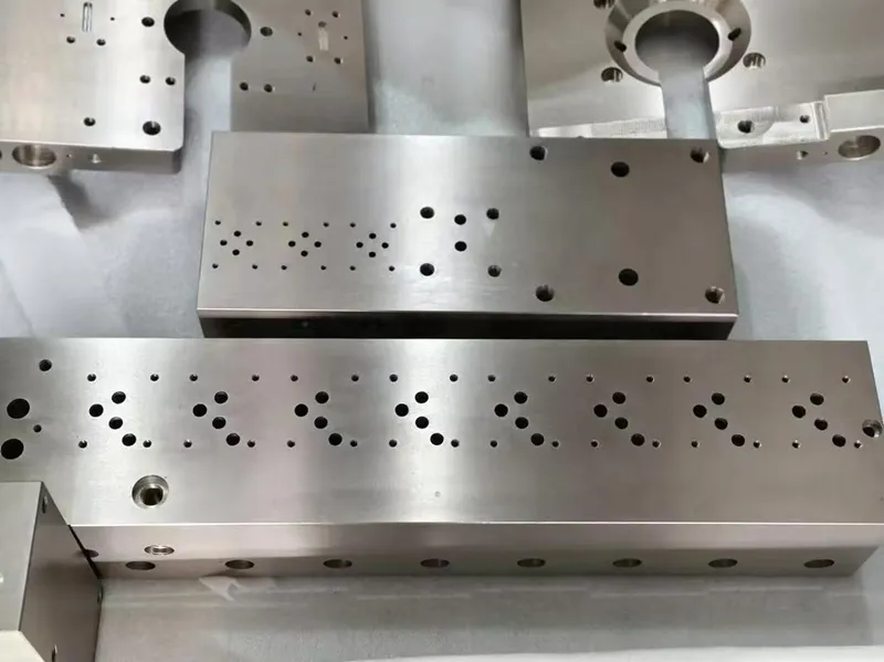 Bloques de colector mecanizados por CNC
