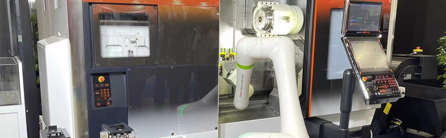 Robot automático operando una máquina de torneado CNC para componentes de precisión