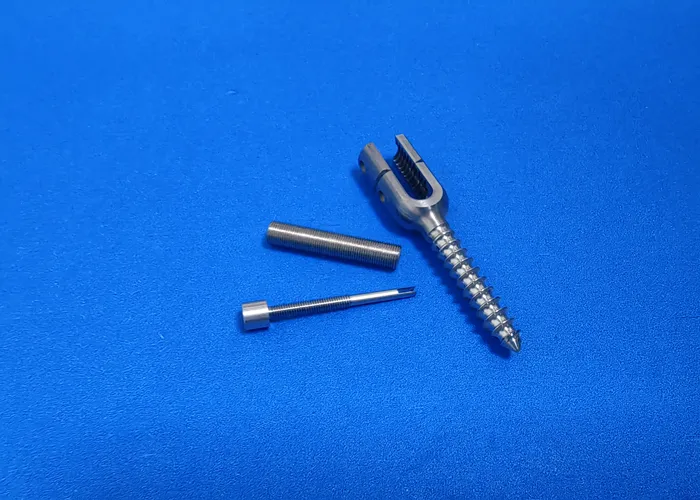 Guía del ingeniero sobre tornillos de máquina de titanio: propiedades, mecanizado y selección