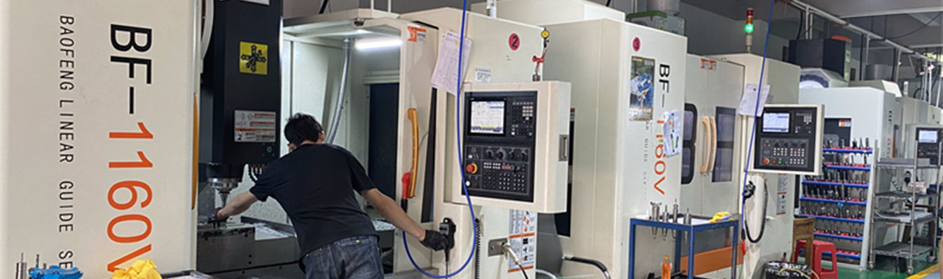Taller de máquinas CNC de 5 ejes que realiza mecanizado de precisión en metal y fabricación de piezas