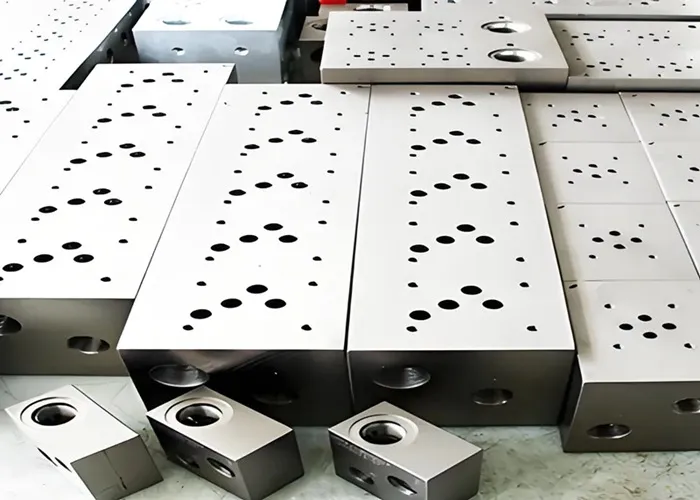 La guía definitiva de los bloques de colectores mecanizados por CNC: Industrias, materiales y control de precisión