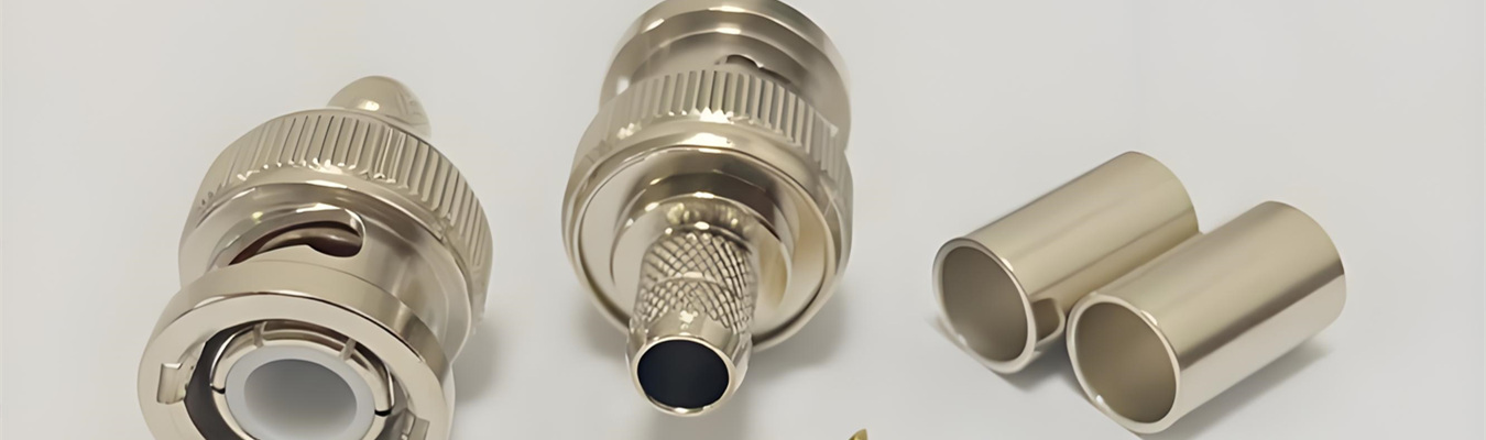 Conectores eléctricos torneados de precisión producidos con mecanizado CNC suizo para una transmisión de señal confiable y tolerancias ajustadas